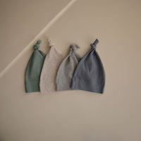 Houd je baby warm en stijlvol met de Mushie baby beanie muts in grey melange. Gemaakt van superzacht materiaal, perfect voor de allerkleinsten. Een schattige eyecatcher en onmisbare basic. Ook in andere kleuren. VanZus