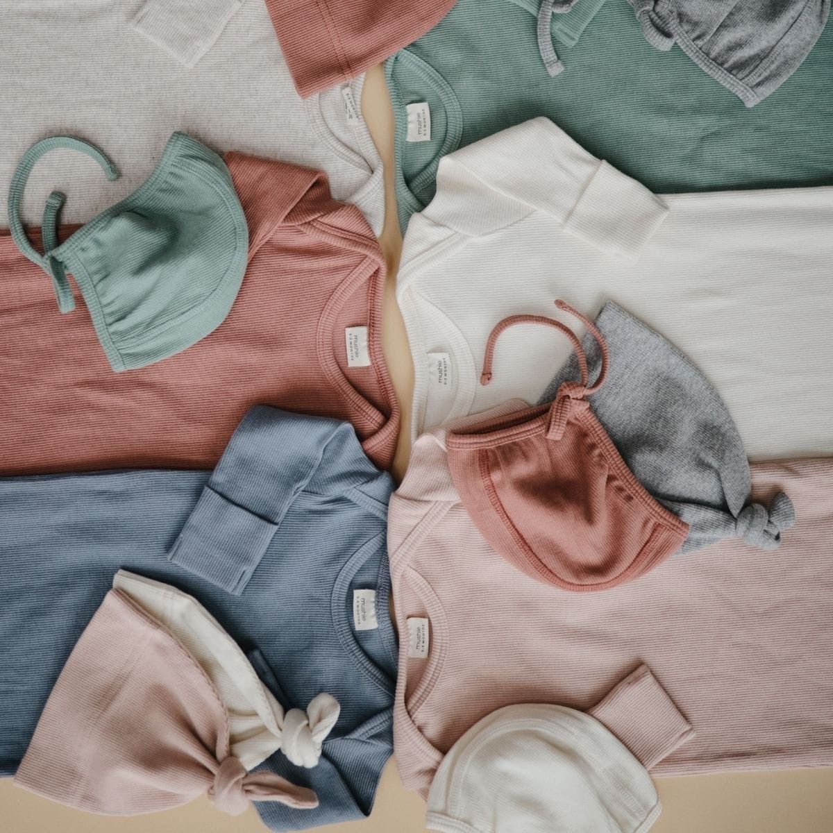 Houd je baby warm en stijlvol met de Mushie baby beanie muts in grey melange. Gemaakt van superzacht materiaal, perfect voor de allerkleinsten. Een schattige eyecatcher en onmisbare basic. Ook in andere kleuren. VanZus