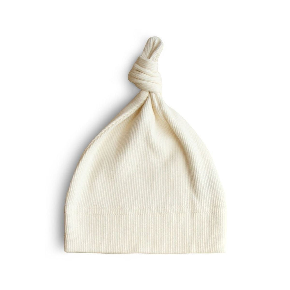 Houd je baby warm en stijlvol met de Mushie baby beanie muts in ivory. Gemaakt van superzacht materiaal, perfect voor de allerkleinsten. Een schattige eyecatcher en onmisbare basic. Ook in andere kleuren. VanZus