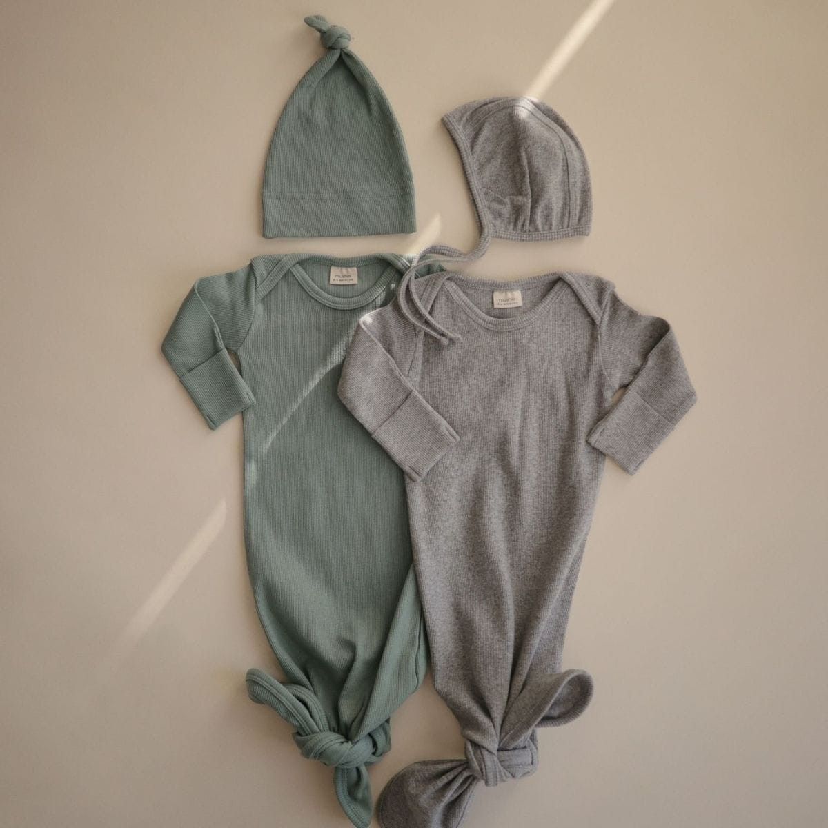 Houd je baby warm en stijlvol met de Mushie baby beanie muts in roman green. Gemaakt van superzacht materiaal, perfect voor de allerkleinsten. Een schattige eyecatcher en onmisbare basic. Ook in andere kleuren. VanZus