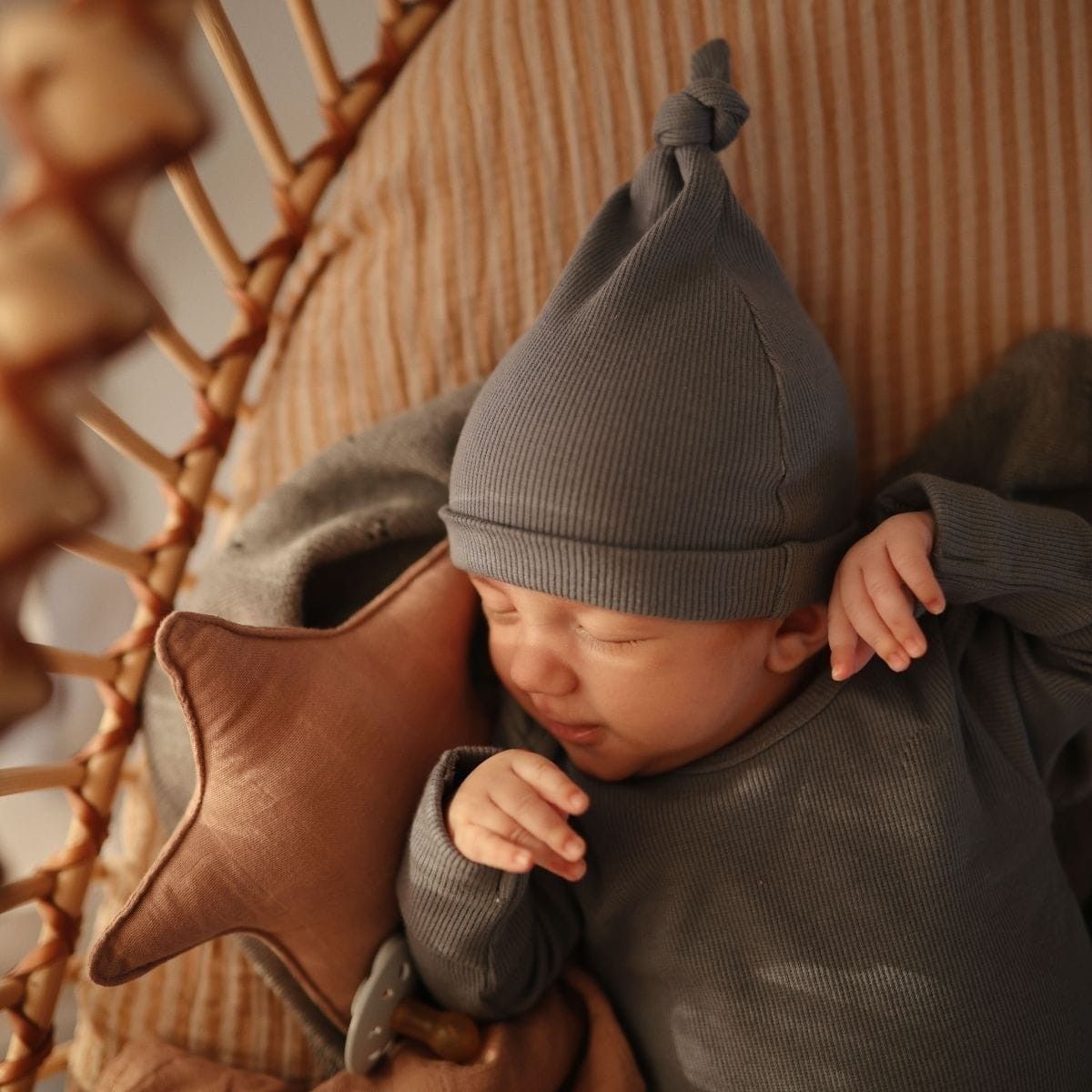 Houd je baby warm en stijlvol met de Mushie baby beanie muts in tradewinds. Gemaakt van superzacht materiaal, perfect voor de allerkleinsten. Een schattige eyecatcher en onmisbare basic. Ook in andere kleuren. VanZus