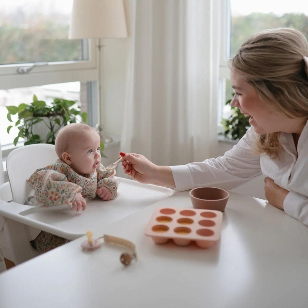 De baby lepels blush/shifting sand van Mushie zorgen voor comfort tijdens het eten. Ergonomisch ontwerp, zacht en veilig materiaal. Ideaal voor purees en zachte voedingsmiddelen. In verschillende kleuren. VanZus