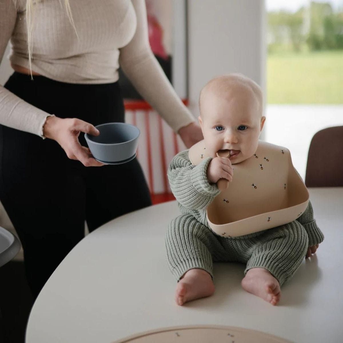 De baby lepels natural/shifting sand van Mushie zorgen voor comfort tijdens het eten. Ergonomisch ontwerp, zacht en veilig materiaal. Ideaal voor purees en zachte voedingsmiddelen. In verschillende kleuren. VanZus