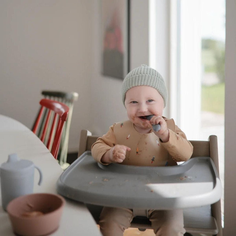 De baby lepels tradewinds/shifting sand van Mushie zorgen voor comfort tijdens het eten. Ergonomisch ontwerp, zacht en veilig materiaal. Ideaal voor purees en zachte voedingsmiddelen. In verschillende kleuren. VanZus