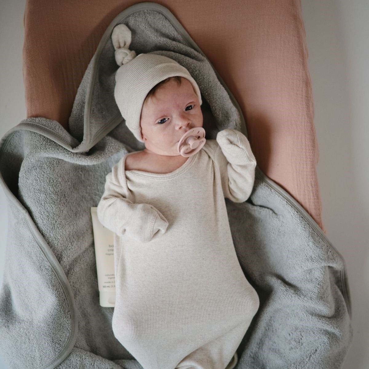 De lieve badcape in de kleur gray van Mushie is gemaakt van zachte, grijze badstof, speciaal voor de gevoelige babyhuid. Ideaal om je kindje mee af te drogen of warm te houden. Superleuk als kraamcadeau. VanZus