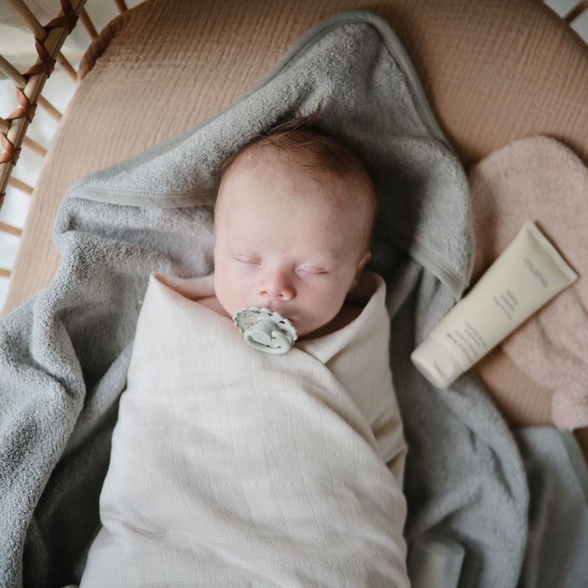 De lieve badcape in de kleur gray van Mushie is gemaakt van zachte, grijze badstof, speciaal voor de gevoelige babyhuid. Ideaal om je kindje mee af te drogen of warm te houden. Superleuk als kraamcadeau. VanZus