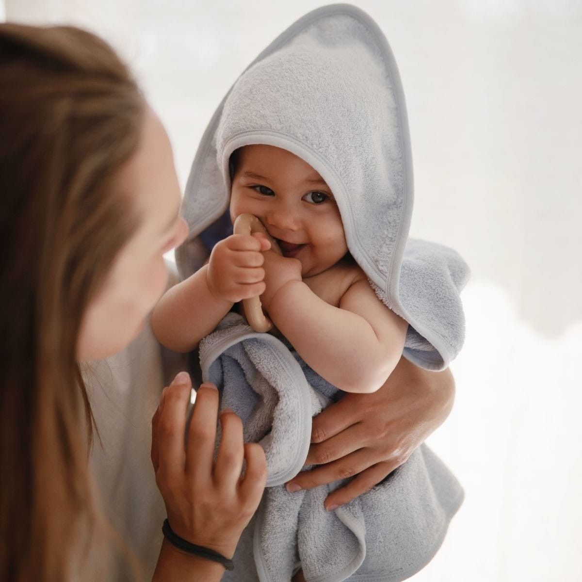 De lieve badcape in de kleur sea mist van Mushie is gemaakt van zachte, blauwe badstof, speciaal voor de gevoelige babyhuid. Ideaal om je kindje mee af te drogen of warm te houden. Superleuk als kraamcadeau. VanZus