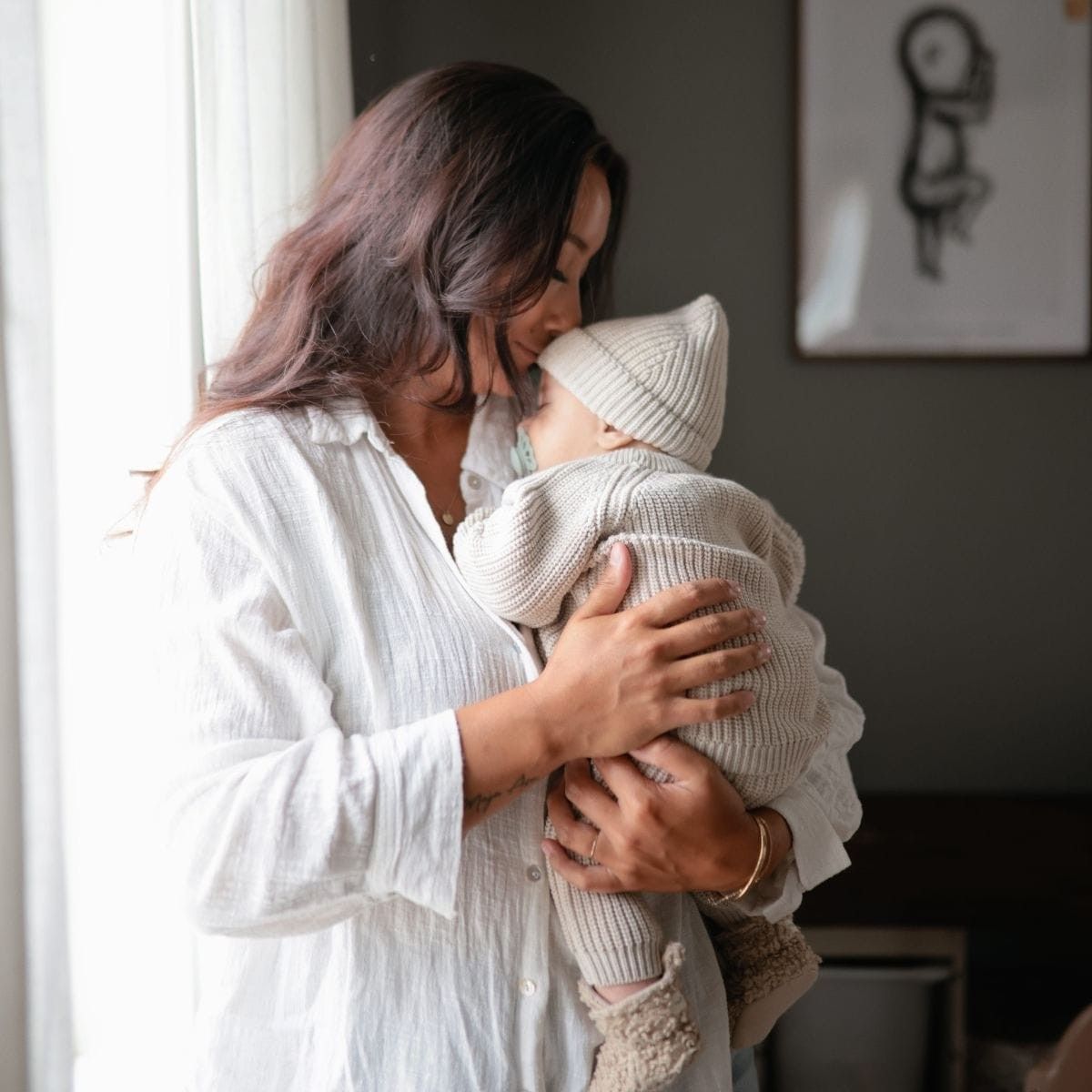 Houd je baby warm en stijlvol met de chunky knit beanie muts in beige van Mushie. Comfortabel en perfect voor elke outfit. In diverse maten en kleuren. VanZus.