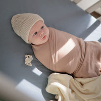 Houd je baby warm en stijlvol met de chunky knit beanie muts in beige van Mushie. Comfortabel en perfect voor elke outfit. In diverse maten en kleuren. VanZus.