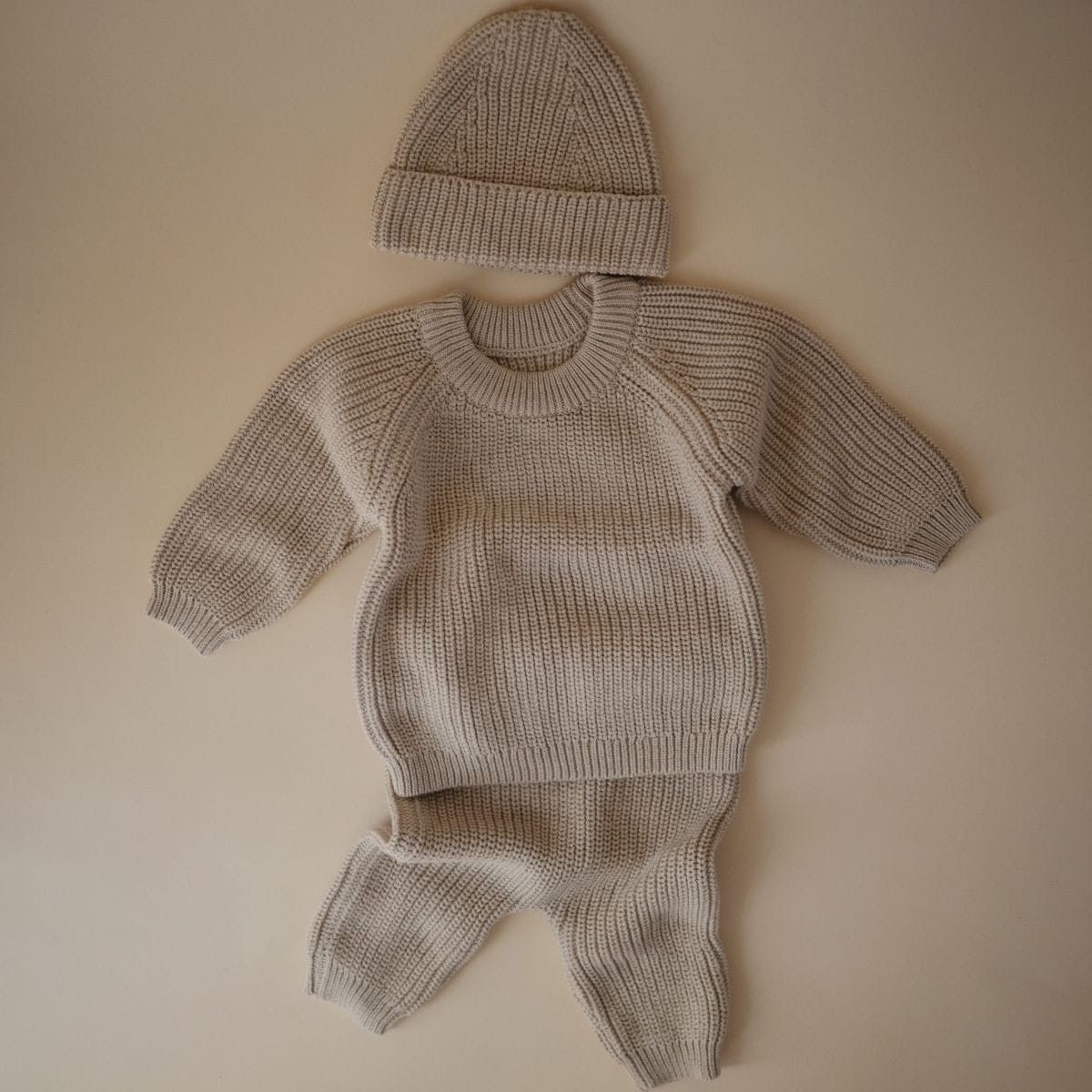 Houd je baby warm en stijlvol met de chunky knit beanie muts in beige van Mushie. Comfortabel en perfect voor elke outfit. In diverse maten en kleuren. VanZus.