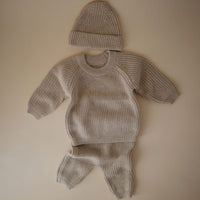 Houd je baby warm en stijlvol met de chunky knit beanie muts in beige van Mushie. Comfortabel en perfect voor elke outfit. In diverse maten en kleuren. VanZus.