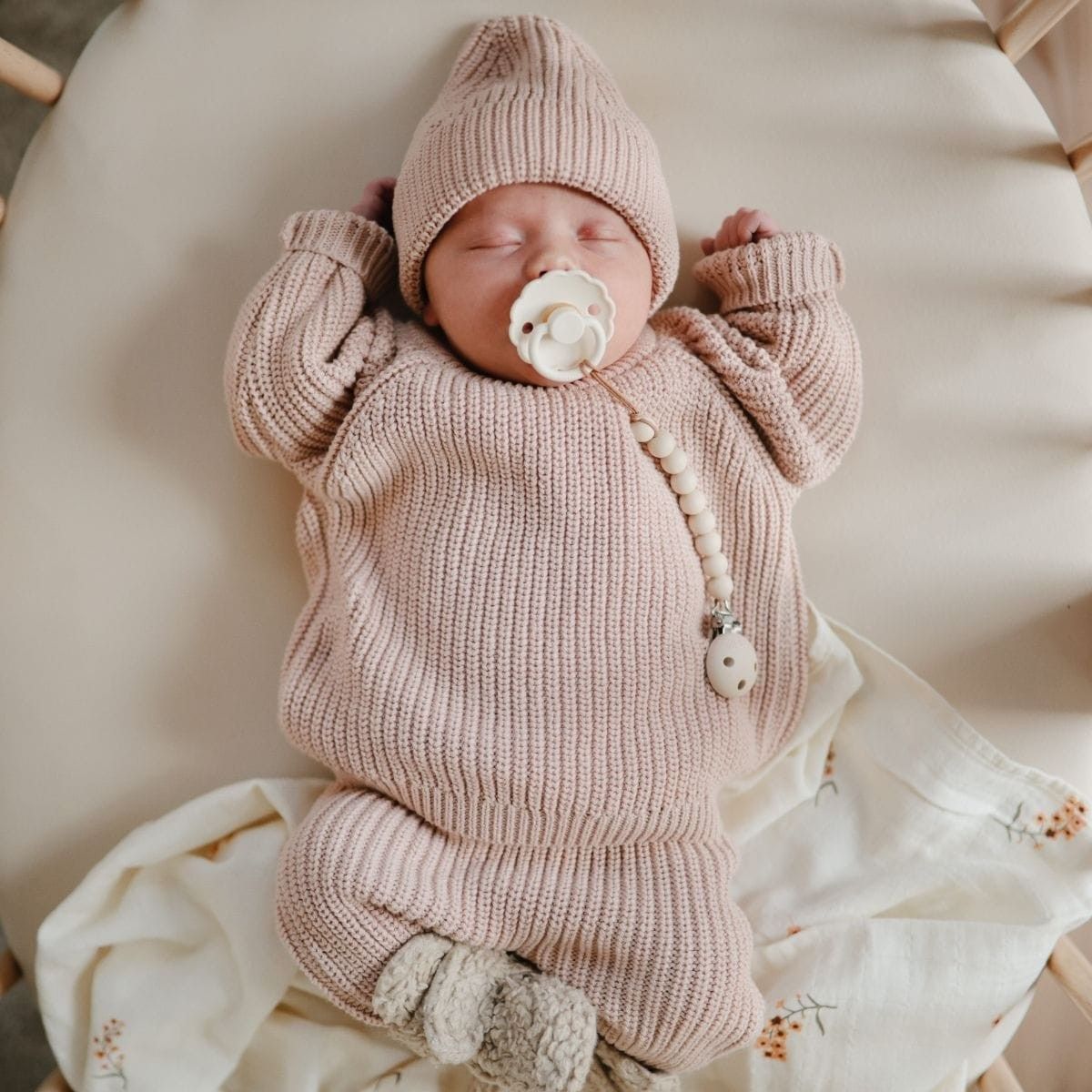 Houd je baby warm en stijlvol met de chunky knit beanie muts in blush van Mushie. Comfortabel en perfect voor elke outfit. In diverse maten en kleuren. VanZus