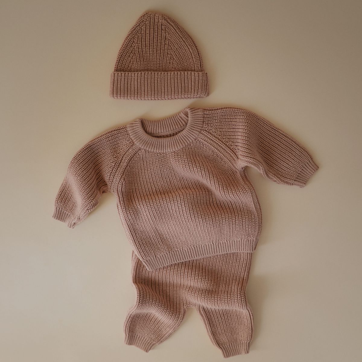 Houd je baby warm en stijlvol met de chunky knit beanie muts in blush van Mushie. Comfortabel en perfect voor elke outfit. In diverse maten en kleuren. VanZus