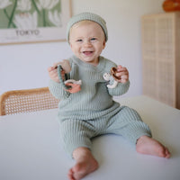 Houd je baby warm en stijlvol met de chunky knit beanie muts in light mint van Mushie. Comfortabel en perfect voor elke outfit. In diverse maten en kleuren. VanZus