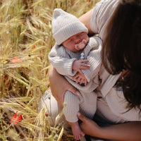 Stijlvol & comfortabel: de Mushie chunky knit broek  in beige. Gemaakt van zacht, hoogwaardig materiaal, warm en perfect voor elke gelegenheid. Verkrijgbaar in diverse maten en kleuren. VanZus