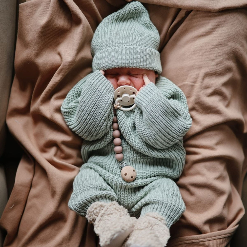 Stijlvol & comfortabel: de Mushie chunky knit broek  in light mint. Gemaakt van zacht, hoogwaardig materiaal, warm en perfect voor elke gelegenheid. Verkrijgbaar in diverse maten en kleuren. VanZus