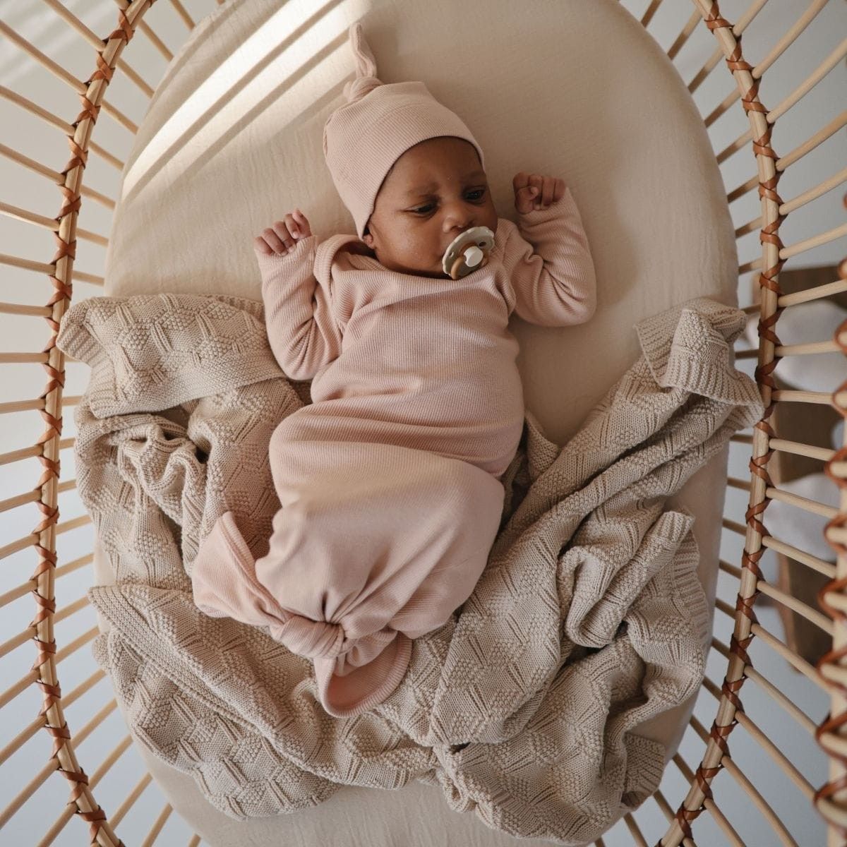 De honeycomb deken in de zachte beige kleur van het Amerikaanse merk Mushie is een must-have voor elke babyuitzet. Deze luxe deken, gemaakt van 100% biologisch katoen, biedt ultieme zachtheid en comfort voor je kleintje. VanZus