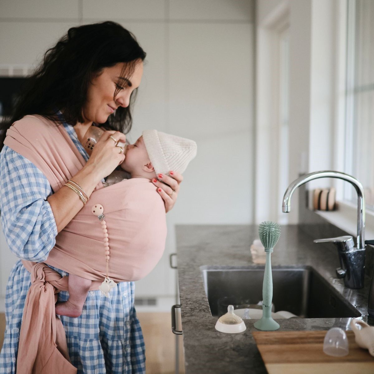 De Mushie flessen- en spenenborstel in cambridge blue maakt het schoonmaken van babyflessen eenvoudig en grondig. Met duurzame materialen, ergonomisch handvat en BPA-vrij. Stijlvol en functioneel. VanZus