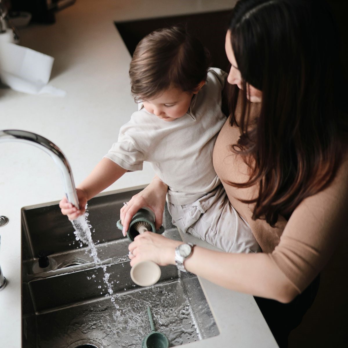 De Mushie flessen- en spenenborstel in shifting sand maakt het schoonmaken van babyflessen eenvoudig en grondig. Met duurzame materialen, ergonomisch handvat en BPA-vrij. Stijlvol en functioneel. VanZus