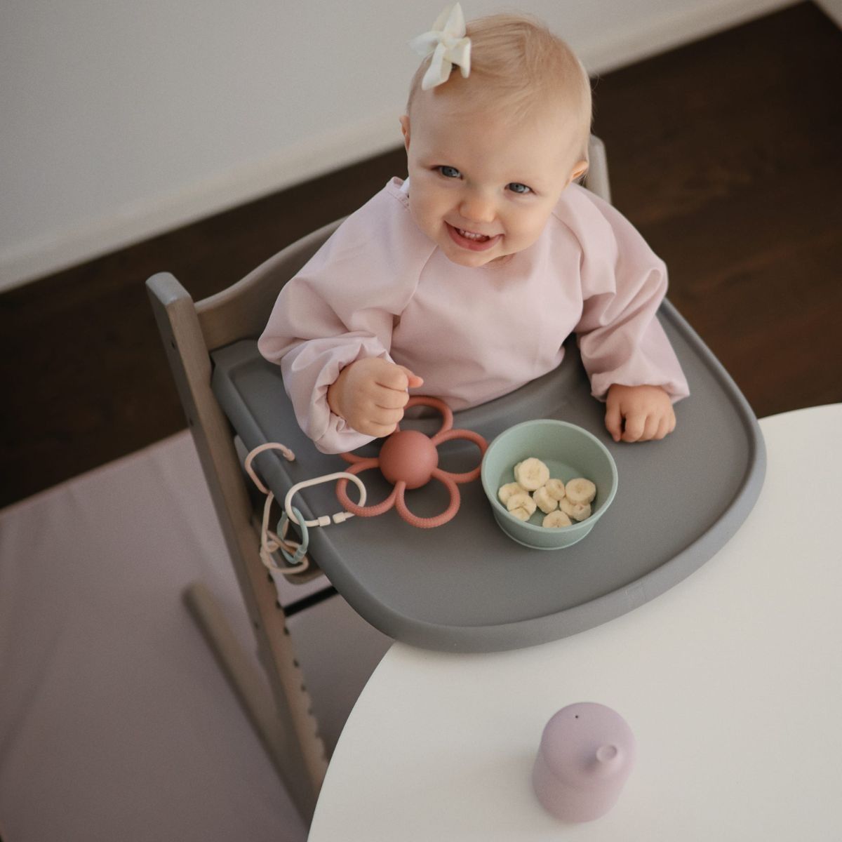 De Mushie knoeimat in blush biedt duurzame, waterdichte bescherming tijdens maaltijden met je kleintje. Eenvoudig te reinigen. Niet geschikt voor stoelen met wieltjes. In diverse kleuren. VanZus