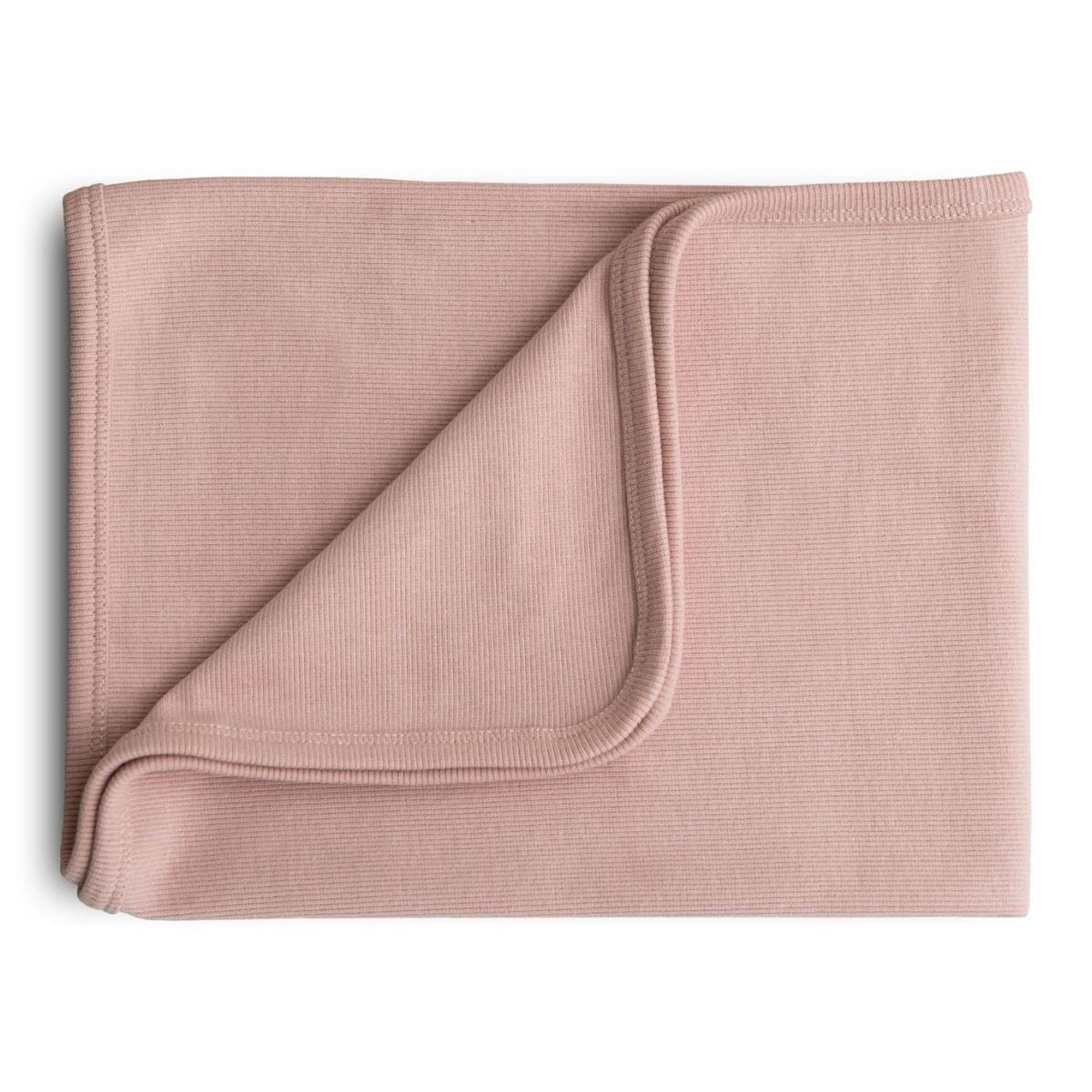 De stijlvolle Mushie rib deken in  blush, gemaakt van 100% katoen, biedt zachtheid en ademend comfort. Afmeting: 80x100 cm,  ideaal voor wieg, kinderwagen of als wikkeldeken. VanZus