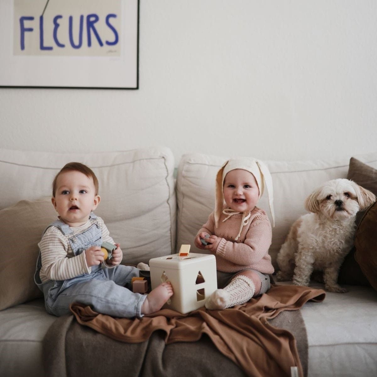 De stijlvolle Mushie rib deken in tan, gemaakt van 100% katoen, biedt zachtheid en ademend comfort. Afmeting: 80x100 cm,  ideaal voor wieg, kinderwagen of als wikkeldeken. VanZus