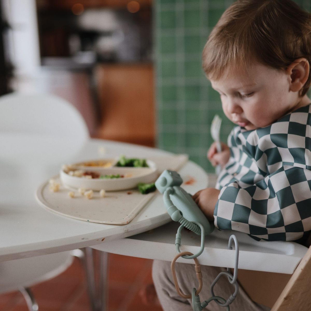 De robot bijtring rammelaar van Mushie is gemaakt van 100% voedselveilige siliconen. Ideaal voor doorkomende tandjes, met een rammelaar functie die de nieuwsgierigheid van je baby prikkelt. VanZus