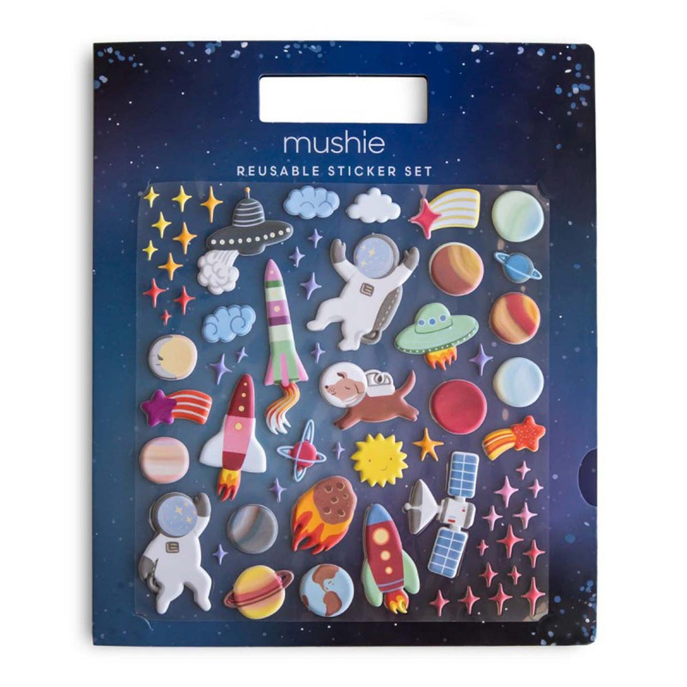 Plakken maar met het stickerboek space van het Deense merk Mushie. 50 herbruikbare 3D stickers zorgen voor urenlang speelplezier! Ook te koop in de variant dino. Geschikt vanaf 3 jaar. VanZus