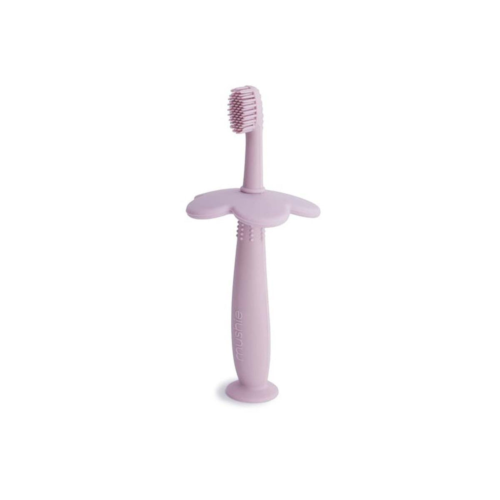 Laat je kleintje zelfstandig poetsen de tandenborstel bloem in de kleur soft lilac van het merk Mushie. Beschermkap, comfortabele handgreep. 100% siliconen. Ook in andere varianten. VanZus