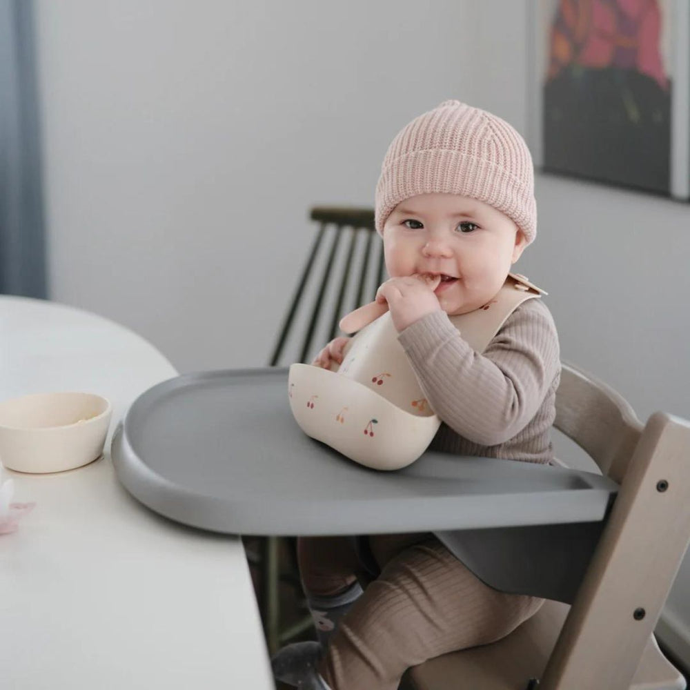 De 2 voedingslepels in blush/shifting sand van Mushie zijn ideaal voor elke fase van je baby's zelfvoeding. Ontworpen voor dunne purees en dikkere voeding, gemaakt van 100% voedselveilige siliconen. VanZus