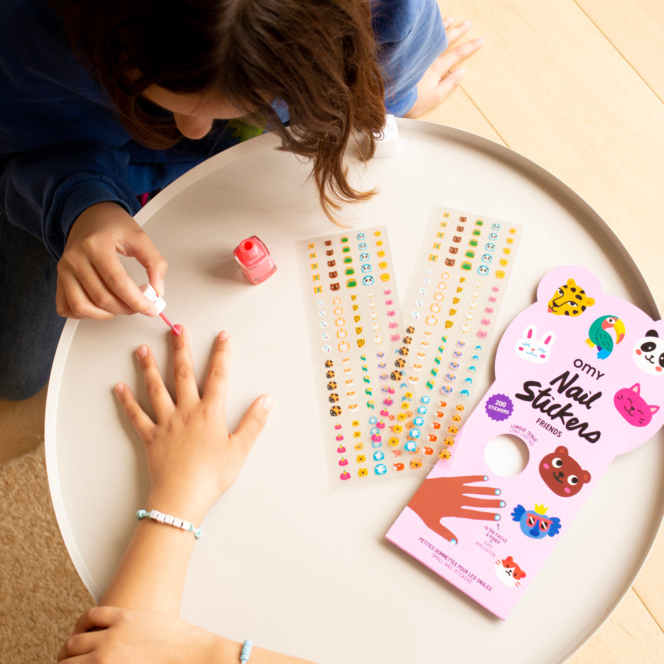 De nagelstickers Friends van OMY zorgen voor veel vrolijkheid. Tover de nageltjes binnen no-time om tot vrolijke nageltjes. De 200 stickers blijven 1-2 dagen zitten, ook tijdens het handen wassen. VanZus