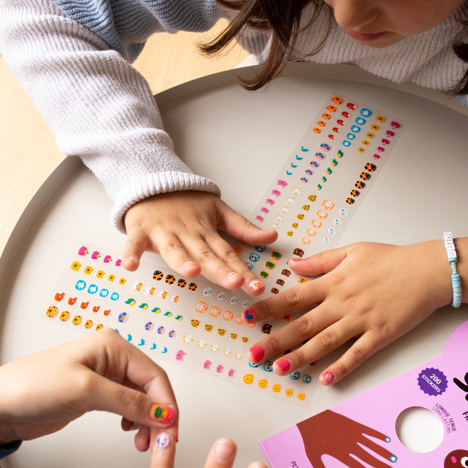 De nagelstickers Friends van OMY zorgen voor veel vrolijkheid. Tover de nageltjes binnen no-time om tot vrolijke nageltjes. De 200 stickers blijven 1-2 dagen zitten, ook tijdens het handen wassen. VanZus