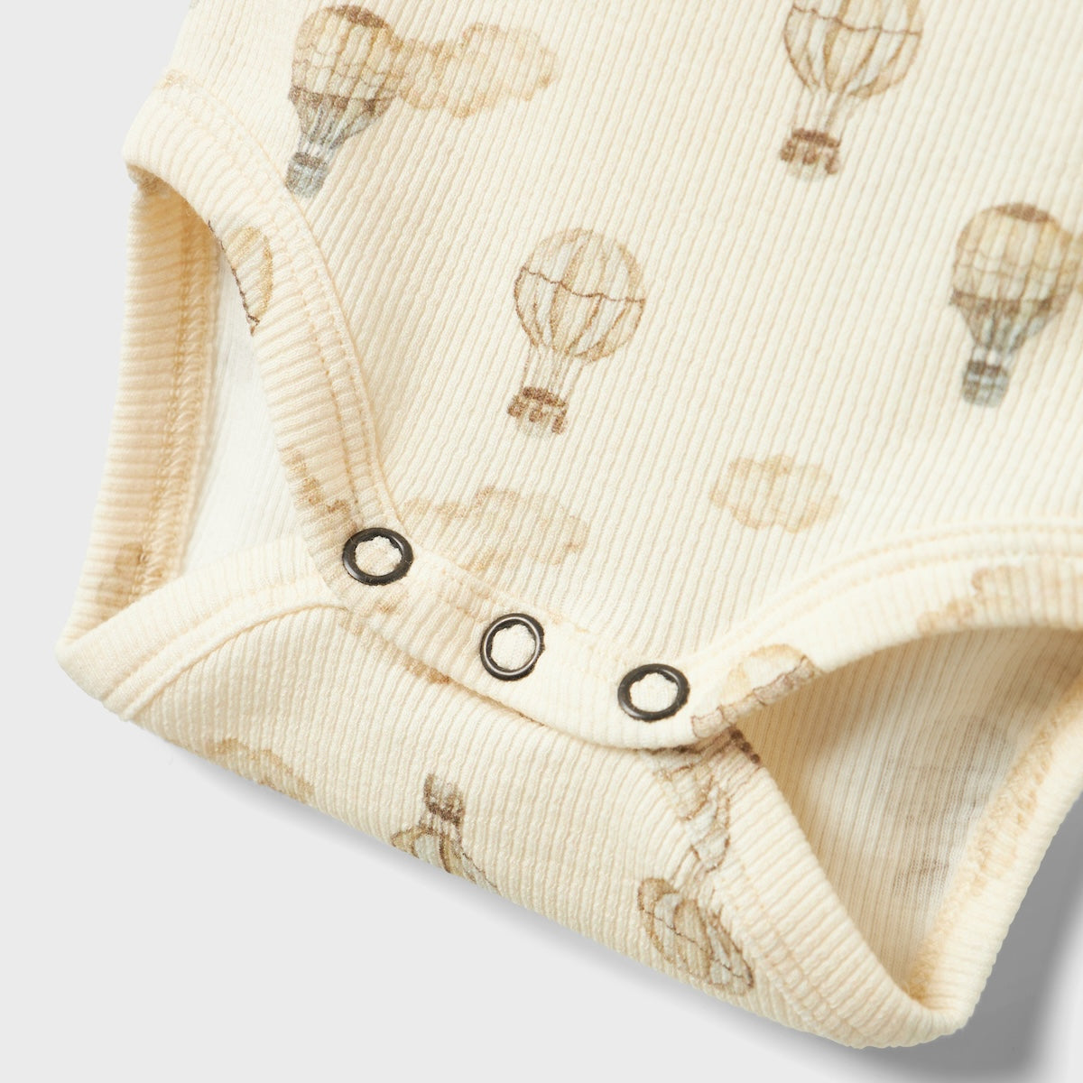 De baby gavo emo romper in turtledove air balloon van het merk Lil' Atelier is een perfecte aanvulling voor de garderobe van je kleintje. VanZus