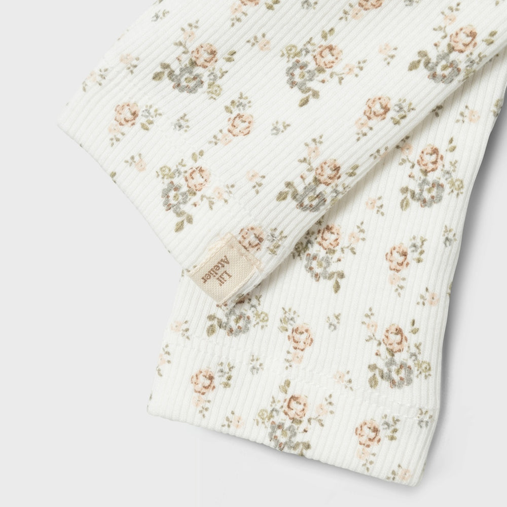 Ben je op zoek naar een schattige legging om de beentjes van je kleintje lekker warm te houden? Dan is deze schattige legging in de variant milk flower van het merk Lil' Atelier een echte must have voor in de collectie. VanZus