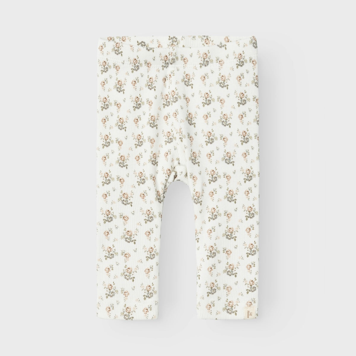 Ben je op zoek naar een schattige legging om de beentjes van je kleintje lekker warm te houden? Dan is deze schattige legging in de variant milk flower van het merk Lil' Atelier een echte must have voor in de collectie. VanZus