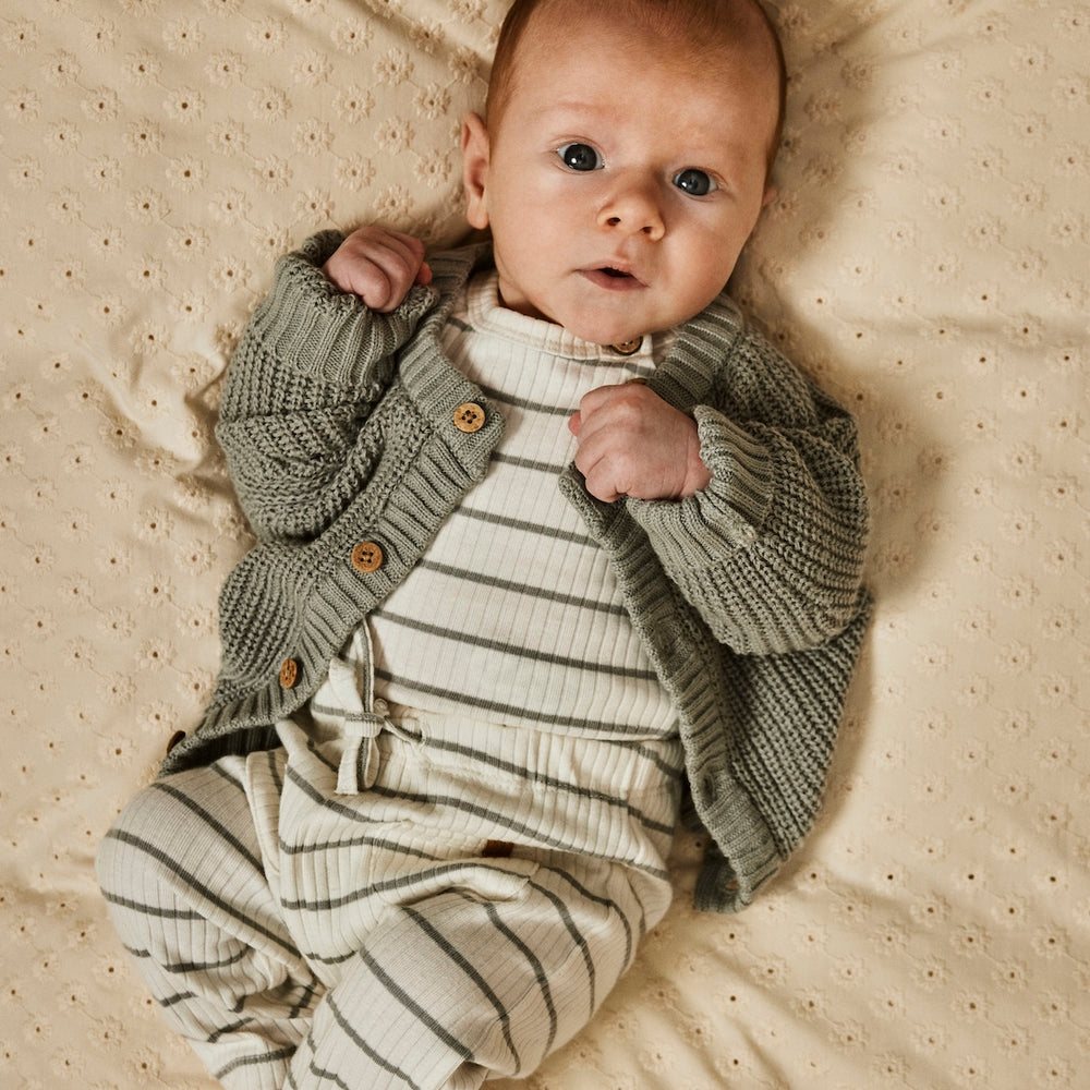 Zeg nu zelf, dit lieve broekje is toch te schattig?! Het kail broekje in de kleur coconut milk van het merk Lil' Atelier is het ideale broekje om leuke en warme outfits mee te maken voor jouw mini. VanZus