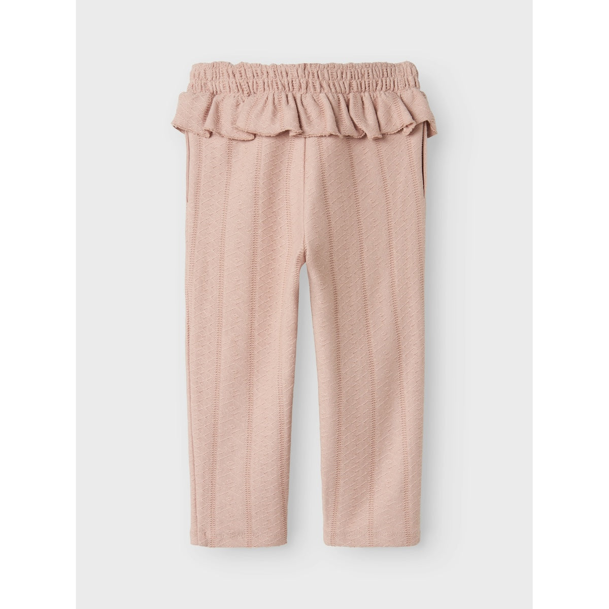 De ominas broek in de kleur shadow gray van het merk Lil' Atelier is een heerlijk zacht broekje die er tegelijkertijd mooi uit ziet door de ruches. VanZus