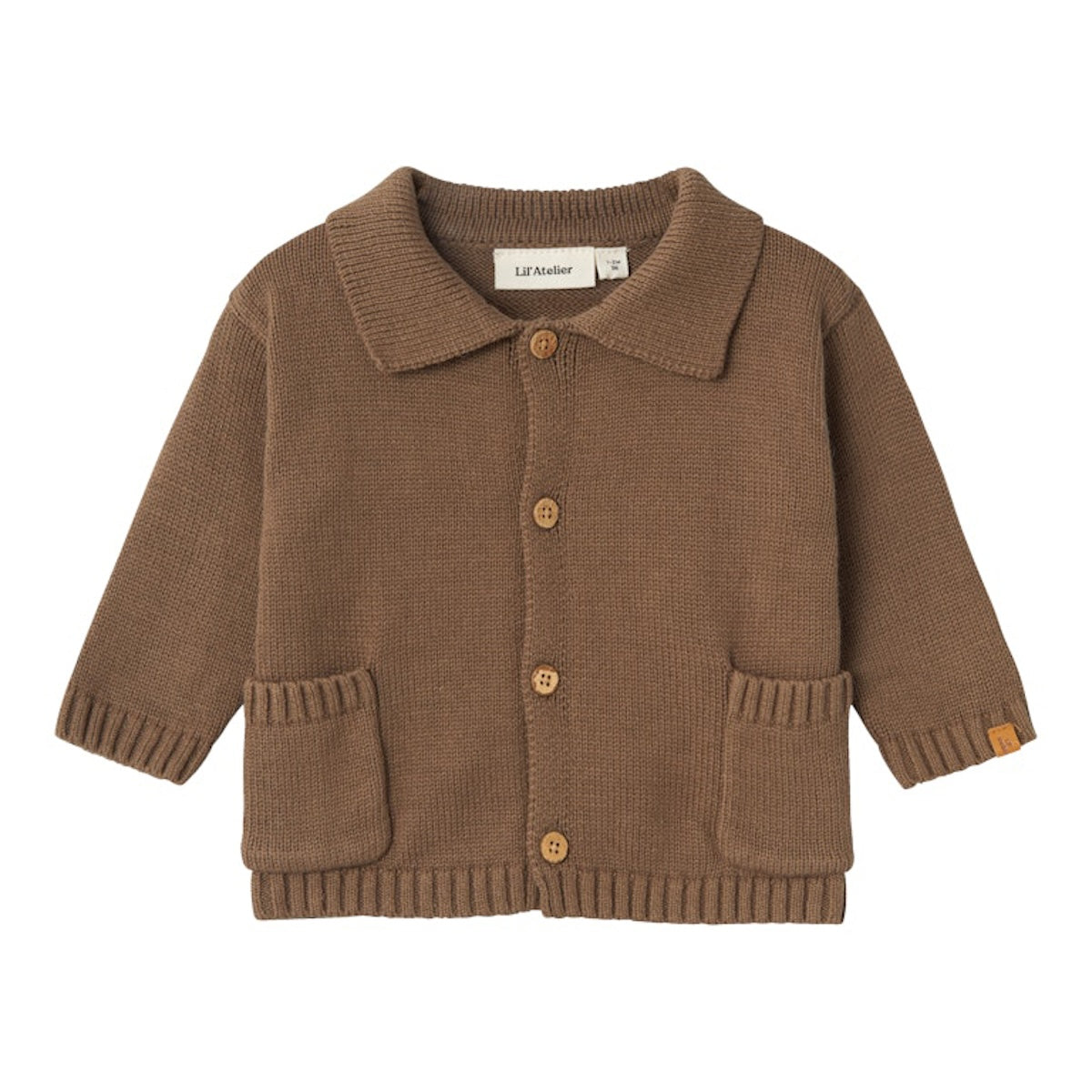 Hoe schattig is dit vestje?! Dit theo baby knit vestje shitake van Lil' Atelier is een echte eyecatcher en maakt de outfit van je kleintje net een beetje warmer. Dit vestje heeft een prachtige bruine kleur en is voorzien van mooie details, waardoor het een echte blikvanger is. VanZus