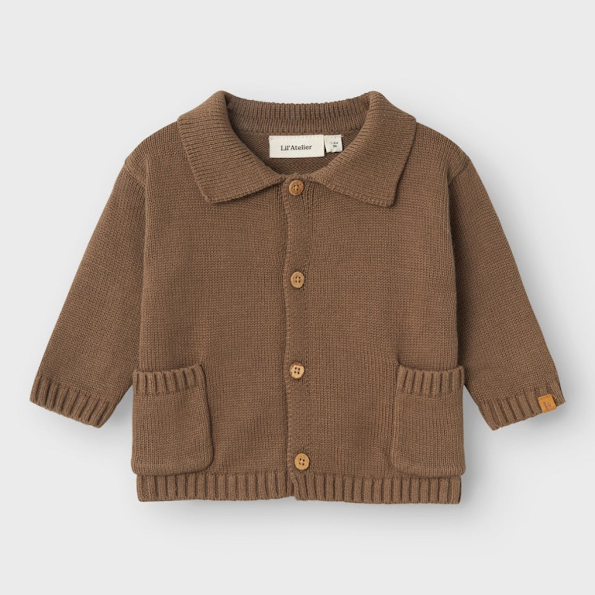 Hoe schattig is dit vestje?! Dit theo baby knit vestje shitake van Lil' Atelier is een echte eyecatcher en maakt de outfit van je kleintje net een beetje warmer. Dit vestje heeft een prachtige bruine kleur en is voorzien van mooie details, waardoor het een echte blikvanger is. VanZus