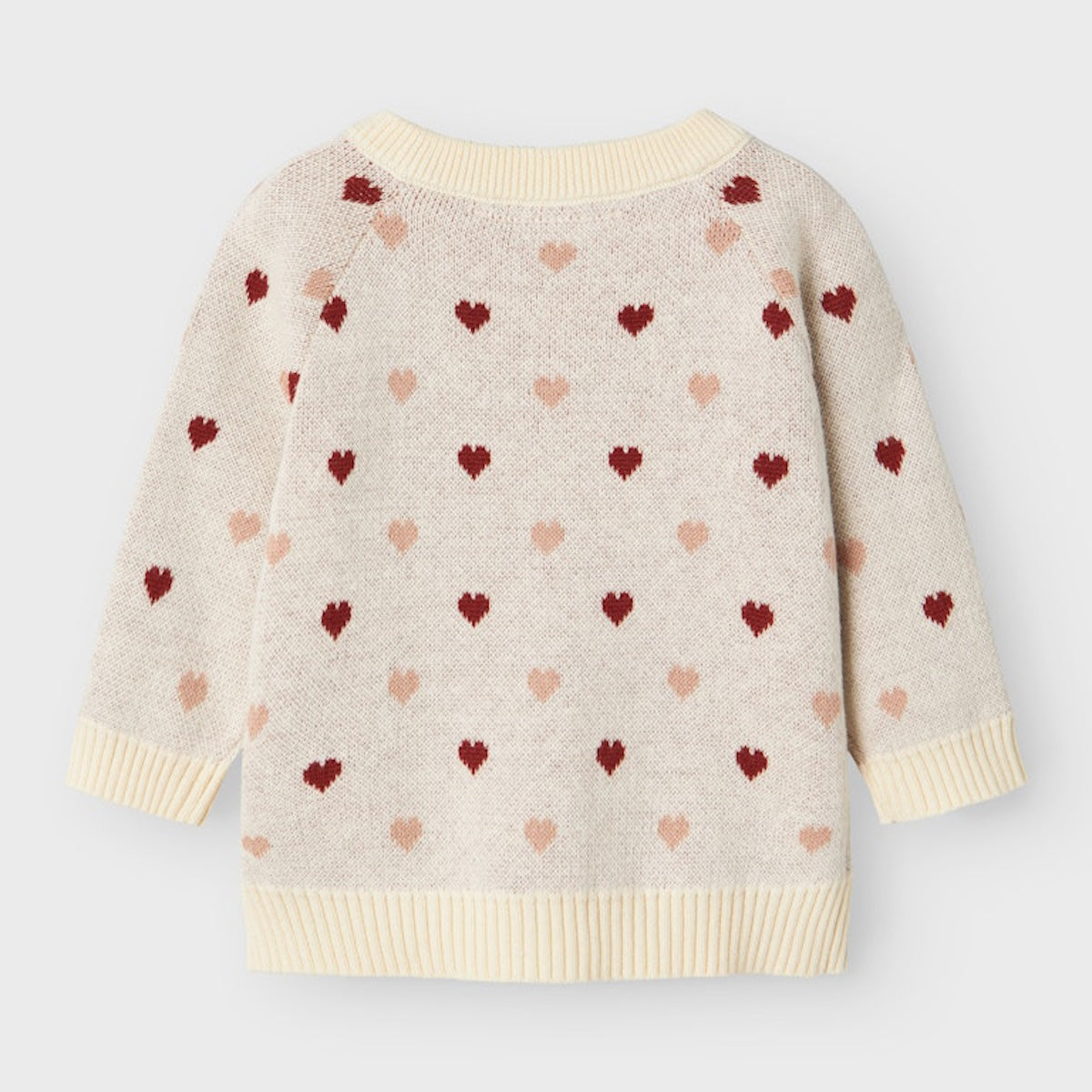 Hoe schattig is dit vestje met hartjes?! Dit saran knit vest heart turtledove van Lil' Atelier is een echte eyecatcher en maakt de outfit van je kleintje net een beetje warmer. Dit vestje heeft een prachtige off white kleur en is voorzien van gekleurde hartjes, waardoor het een echte blikvanger is. VanZus