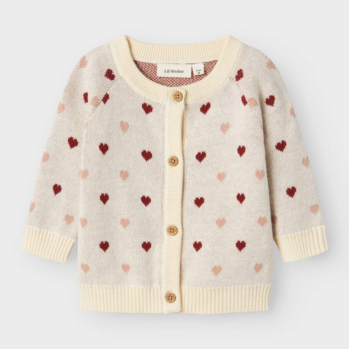 Hoe schattig is dit vestje met hartjes?! Dit saran knit vest heart turtledove van Lil' Atelier is een echte eyecatcher en maakt de outfit van je kleintje net een beetje warmer. Dit vestje heeft een prachtige off white kleur en is voorzien van gekleurde hartjes, waardoor het een echte blikvanger is. VanZus