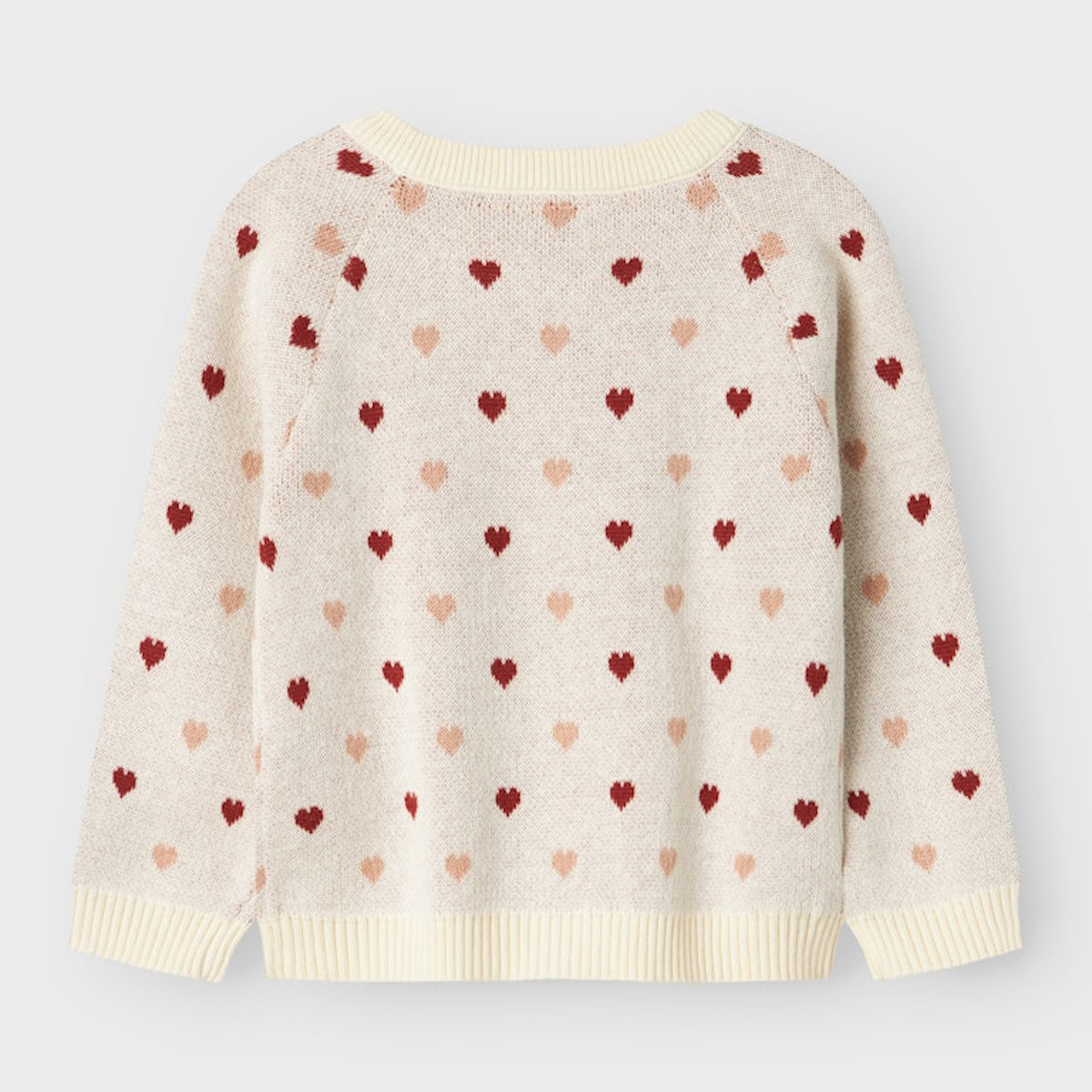 Hoe schattig is dit vestje met hartjes?! Dit saran knit vest heart turtledove van Lil' Atelier is een echte eyecatcher en maakt de outfit van je kleintje net een beetje warmer. Dit vestje heeft een prachtige off white kleur en is voorzien van gekleurde hartjes, waardoor het een echte blikvanger is. VanZus