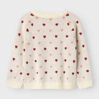 Hoe schattig is dit vestje met hartjes?! Dit saran knit vest heart turtledove van Lil' Atelier is een echte eyecatcher en maakt de outfit van je kleintje net een beetje warmer. Dit vestje heeft een prachtige off white kleur en is voorzien van gekleurde hartjes, waardoor het een echte blikvanger is. VanZus