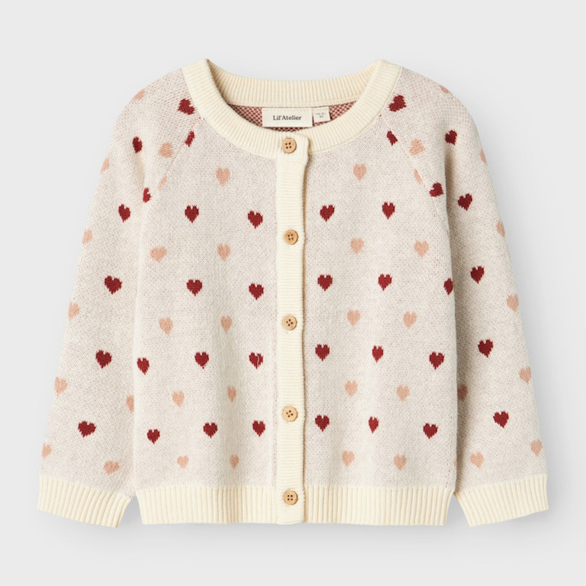 Hoe schattig is dit vestje met hartjes?! Dit saran knit vest heart turtledove van Lil' Atelier is een echte eyecatcher en maakt de outfit van je kleintje net een beetje warmer. Dit vestje heeft een prachtige off white kleur en is voorzien van gekleurde hartjes, waardoor het een echte blikvanger is. VanZus