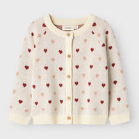 Hoe schattig is dit vestje met hartjes?! Dit saran knit vest heart turtledove van Lil' Atelier is een echte eyecatcher en maakt de outfit van je kleintje net een beetje warmer. Dit vestje heeft een prachtige off white kleur en is voorzien van gekleurde hartjes, waardoor het een echte blikvanger is. VanZus