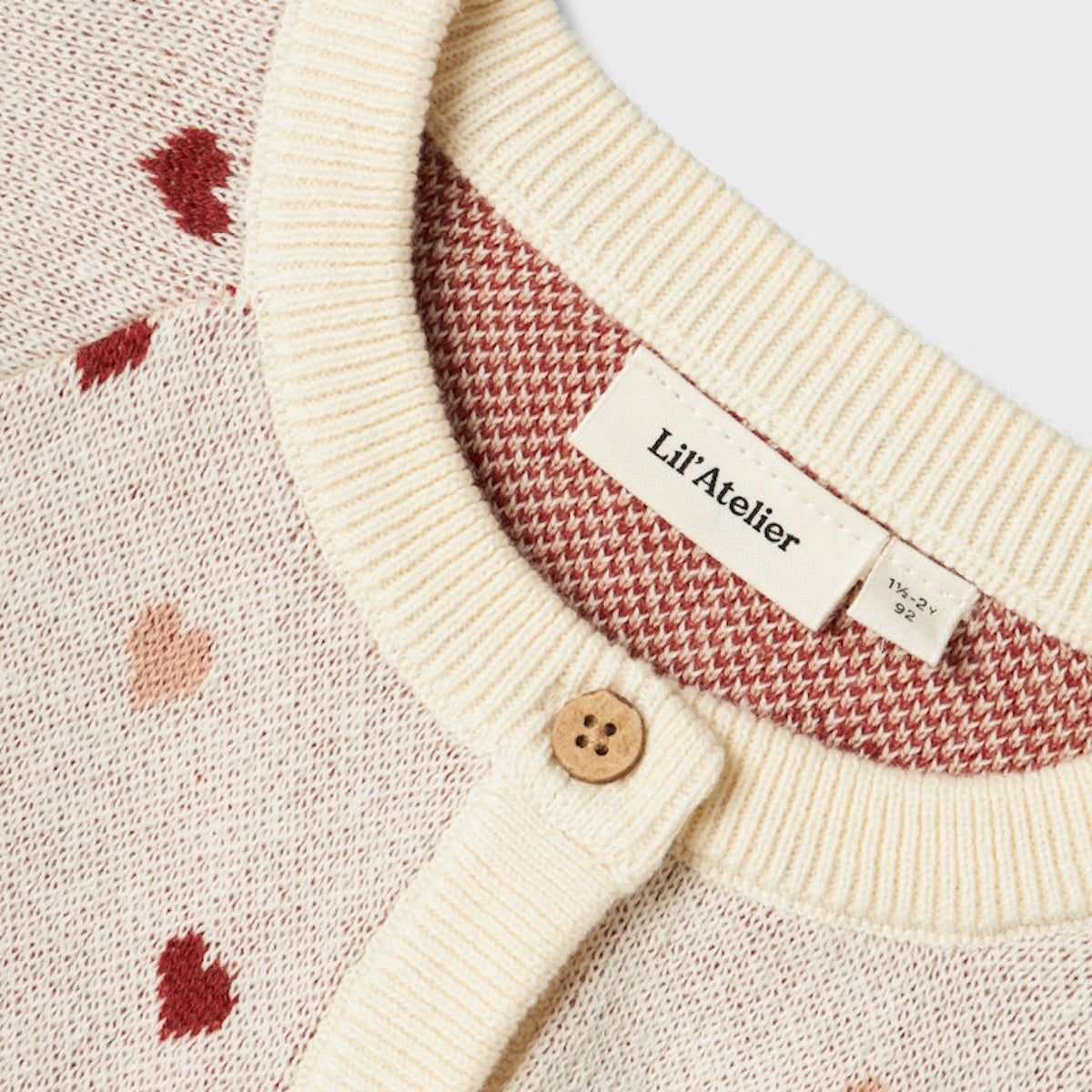 Hoe schattig is dit vestje met hartjes?! Dit saran knit vest heart turtledove van Lil' Atelier is een echte eyecatcher en maakt de outfit van je kleintje net een beetje warmer. Dit vestje heeft een prachtige off white kleur en is voorzien van gekleurde hartjes, waardoor het een echte blikvanger is. VanZus