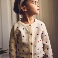 Hoe schattig is dit vestje met hartjes?! Dit saran knit vest heart turtledove van Lil' Atelier is een echte eyecatcher en maakt de outfit van je kleintje net een beetje warmer. Dit vestje heeft een prachtige off white kleur en is voorzien van gekleurde hartjes, waardoor het een echte blikvanger is. VanZus