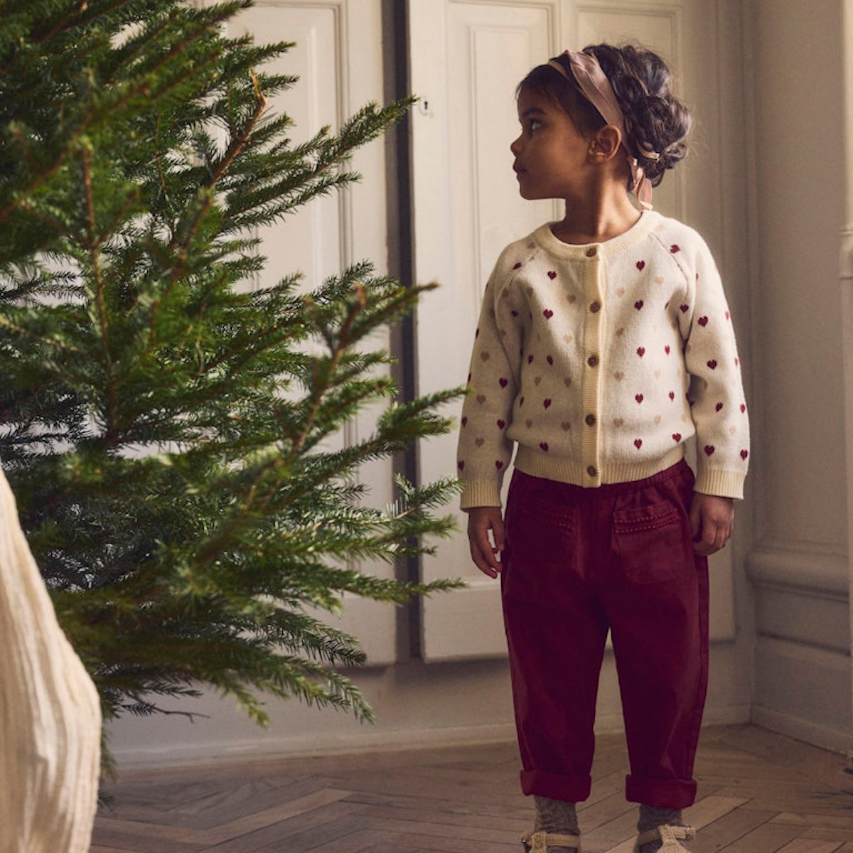 Hoe schattig is dit vestje met hartjes?! Dit saran knit vest heart turtledove van Lil' Atelier is een echte eyecatcher en maakt de outfit van je kleintje net een beetje warmer. Dit vestje heeft een prachtige off white kleur en is voorzien van gekleurde hartjes, waardoor het een echte blikvanger is. VanZus