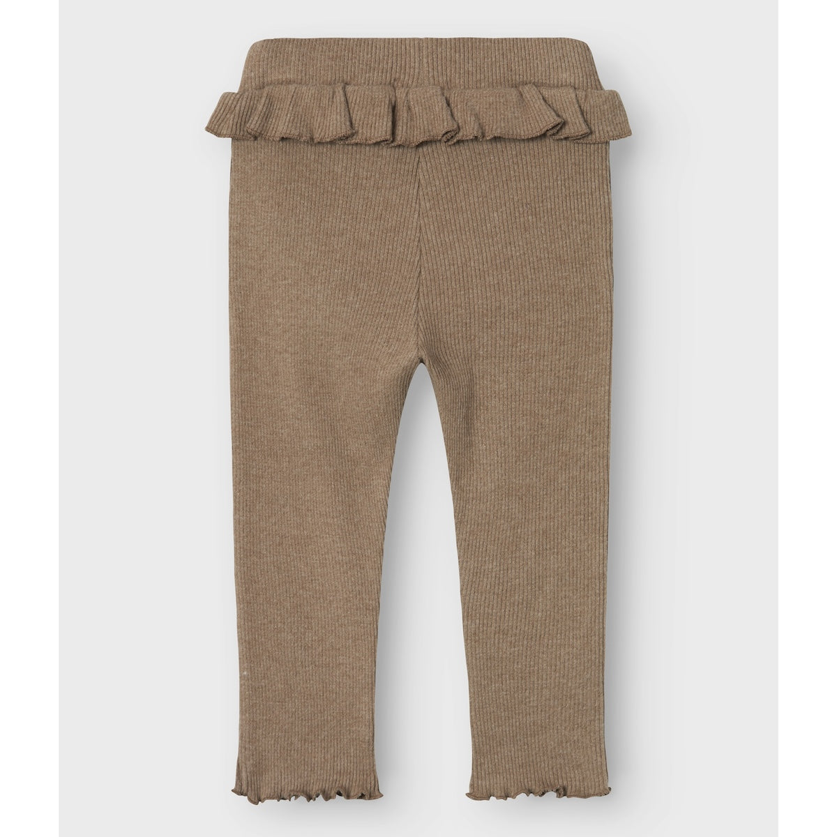 Een comfortabele maar toch leuke broek voor elke dag: de Lil' Atelier sophia sim broek in de kleur shitake. Deze broek is gemaakt van organisch katoen, viscose en elastaan, waardoor hij comfortabel zit en ook een beetje stretch heeft. VanZus