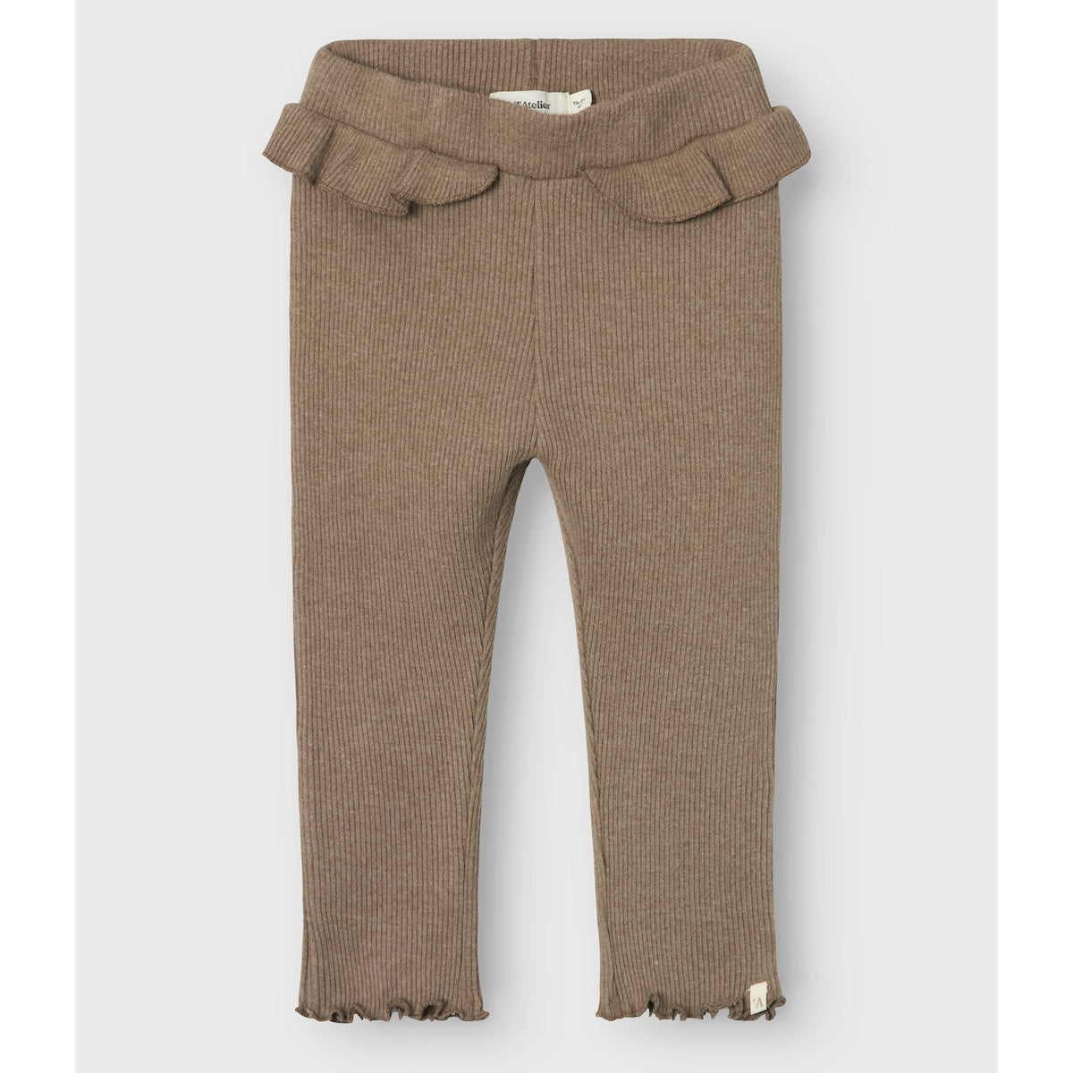 Een comfortabele maar toch leuke broek voor elke dag: de Lil' Atelier sophia sim broek in de kleur shitake. Deze broek is gemaakt van organisch katoen, viscose en elastaan, waardoor hij comfortabel zit en ook een beetje stretch heeft. VanZus